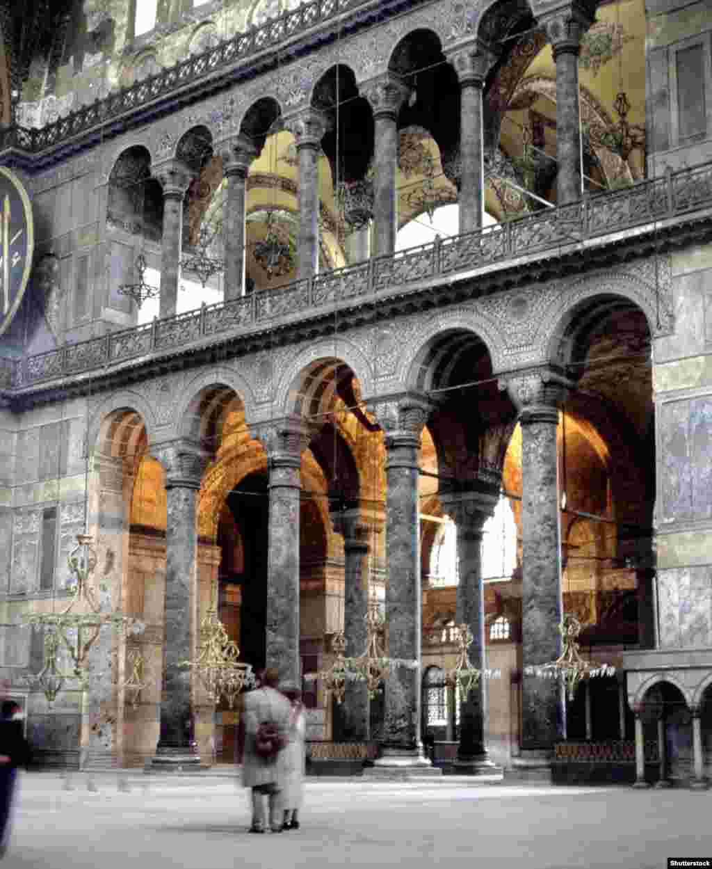 "Айя София" имаратынын ичи. Сурамжылоолорго караганда, түрктөрдүн дээрлик 73 пайызы бул имаратты кайра жамы мечитке айландыруу сунушун жакташкан.