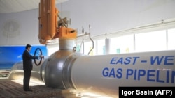 Prezident G.Berdimuhamedow "Gündogar-Günbatar" gaze geçirijisiniň açylyş dabarasynda, Belek stansiýasynda, 23-nji dekabr,, 2015.