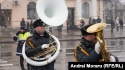 Membrii fanfarei intonând melodii comemorative la monumentul lui Ștefan cel Mare, în cadrul ceremoniei dedicate Zilei Memoriei și Recunoștinței, 2 martie 2025.