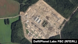 Сателитни снимки показват изграждането на потенциален военен обект в Беларус, смятат военни анализатори.