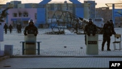 Полицейский спецназ на центральной площади Жанаозена спустя два дня после подавления демонстрации нефтяников. 18 декабря 2011 года
