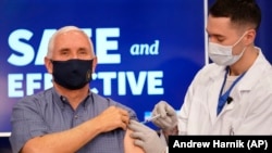 د امریکا مرستیال واسمشر مایک پېنس د ډېسمبر پر ۱۸ د کووېډ ۱۹- ناروغي ضد واکسین د لګولو پر مهال.