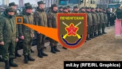 Командир белорусского 56-го отдельного полка связи подполковник Павел Чайка встречает российских военных из 200-й отдельной мотострелковой Печенегской бригады вместе с техникой на станции Озерище под Минском, 30 апреля 2025 года