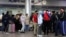Мигранты из Кыргызстана в аэропорту в России. 