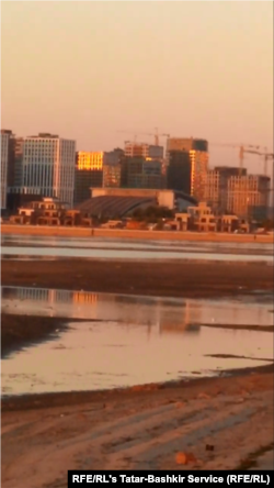 Fotografie cu râul secat, realizată în octombrie 2023.