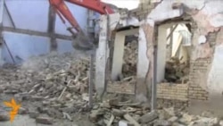 Evləri insan həyatına təhlükə ilə sökürlər