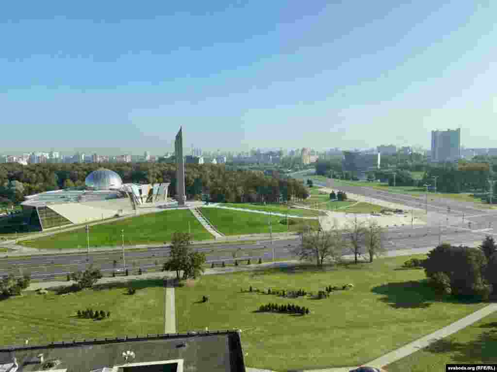 დამოუკიდებლობის სასახლის მიმდებარე ქუჩები ცარიელი იყო საიდუმლო ინაუგურაციის მოლოდინში.