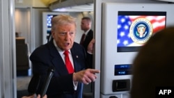 Президент США Дональд Трамп беседует с журналистами на борту Air Force One перед вылетом с объединенной базы Эндрюс, Мэриленд, 31 октября 2025 года