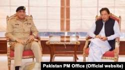 د پاکستان وزیر اعظم عمران خان او د پوځ مشر قمر جاوېد باجوه