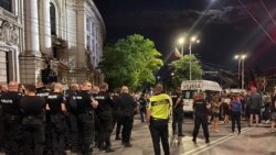 Полицията струпа десетки свои служители, за да гарантира, че бусът няма да стигне до Орлов мост