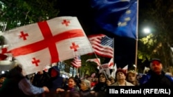 Участники акции протеста после парламентских выборов в Грузии в 2024 году