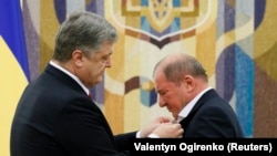 Ukraina prezidenti Petro Poroşenko İlmi Umerovnı «Yararlıq» ordeni ile taqdirley. Kyiv, 2017 senesi oktâbrniñ 27-si