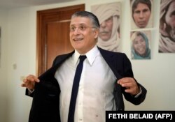 نبیل قروی که در میان هم‌صنفی‌هایش هم به «دغل‌کاری و رفتارهای ناسالم» شهره است، و البته رابطه تنگاتنگی با الیت سیاسی دارد.