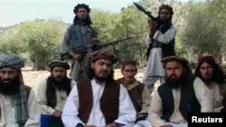 Pakistanyň "Talyban" hereketiniň öldürilen ozalky ýolbaşçysy Hakimullah Mehsud (ortada).