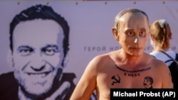 ШВЕЙЦАРИЯ - Владимир Путинге түспөлдөш маска кийген киши камактагы саясатчы Алексей Навальныйдын эркиндигин талап кылган иш-чарада. 15-июнь, 2021-жыл. 