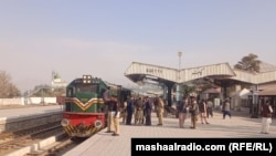 د کوټې د اورګاډو په تمځي کې یوشمېر مساپر او د امنیت لپاره پولیس ولاړ دي - پخوانی انځور.