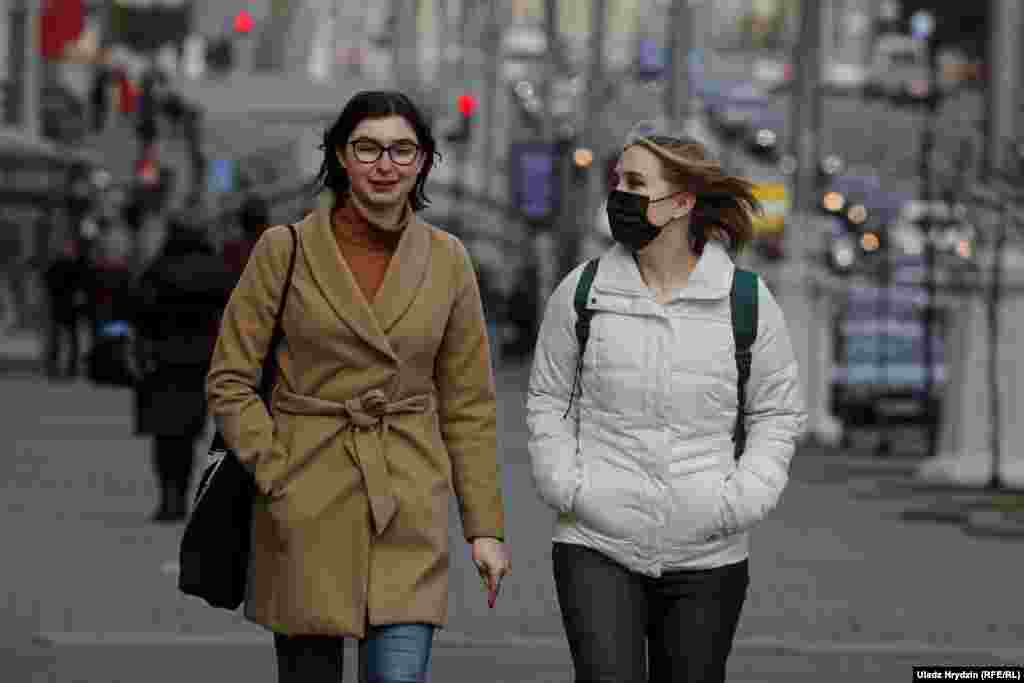 Жени шетаат во центарот на Минск на 20 април.