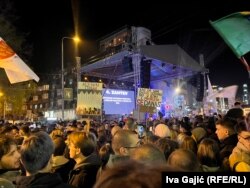 U pozadini na bini se smenjuju zahtevi studenata u blokadi.