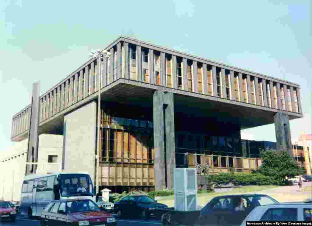 Будынак у цэнтры Прагі, які служыў штаб-кватэрай РСЭ/РС.У 1995 годзе РСЭ/РС пераехала ў Прагу, дзе прэзыдэнт Чэскай Рэспублікі Вацлаў Гавэл прапанаваў трансьлятару будынак былога парлямэнту камуністычнай Чэхаславаччыны ў цэнтры гораду за сымбалічную арэндную плату. У 2009 годзе радыё пераехала ў спэцыяльна пабудаваны дом далей ад цэнтру.