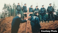 АМАП штуруе Курапаты. Абаронцы Курапатаў Павал Севярынец і Аляксей Шэін. 