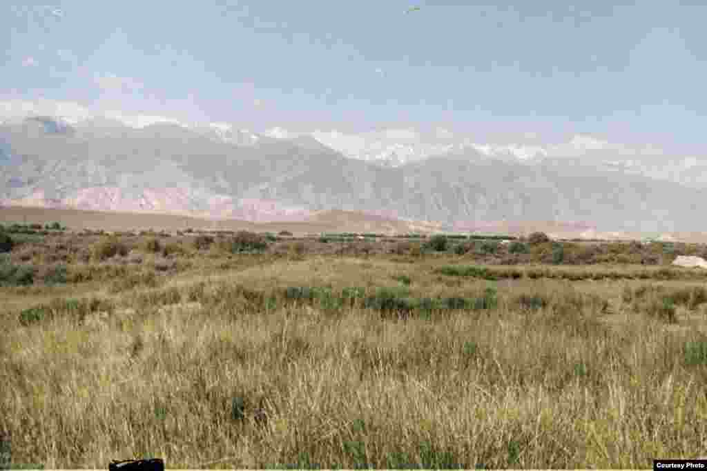 Төрт-Күл (Кочкор-Башы) шаар чалдыбары. 2011. - Кочкор өрөөнүндөгү Төрт-Күл (Кочкор-Башы) шаар чалдыбарынын алыстан көрүнүшү. Археолог Ороз Солтобаевдин “Азаттыкка” белекке берген сүрөтү. 02.7.11.  