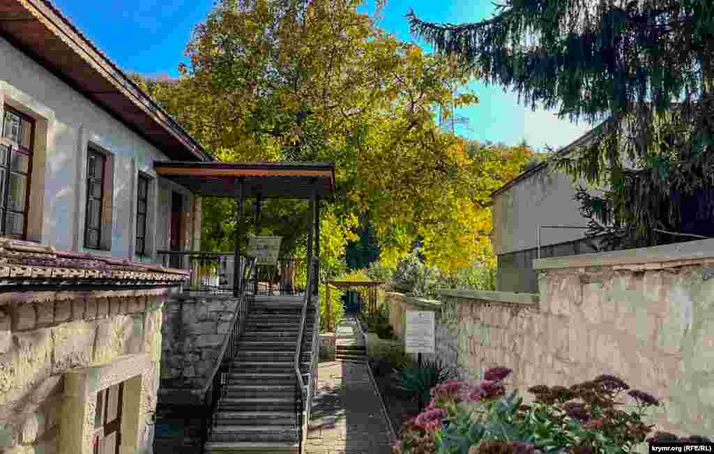 Müzey eviniñ azbarındaki bağça da ğayrıdan tiklendi. Anda güller çeçeklene ve dut teregi öse