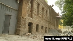 Самарканд шаарынын тарыхый бөлүгүндөгү жарым-жартылай бузулган имарат.