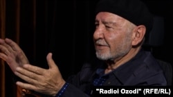 Абдураҳмони Абдуманнон ҳангоми мусоҳиба дар дафтари Радиои Озодӣ дар Душанбе