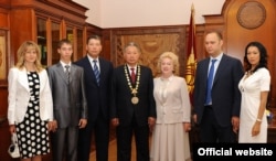 Курманбек Бакиев с семьей. Айжан Кененбаева - крайняя справа.