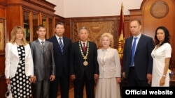 Мурдагы президент Курманбек Бакиевдин үй-бүлөсү