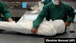 Жертва коронавируса, завернутое в пластик (иллюстративное фото)