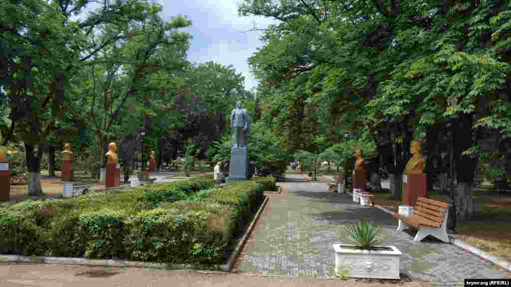 Uçucılar oquv yurtunıñ mezunları olğan Sovet Birliginiñ qaramanlarınıñ alleyası, ortada - Lenin abidesi