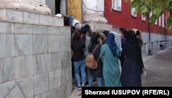 Узбекские студенты, пытающиеся забрать свои документы из ОшГУ. Фото Шерзода Юсупова.
