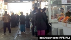 Aşgabadyň bazarlarynyň birinde et önümleri satylýan nokat (Arhiw suraty)