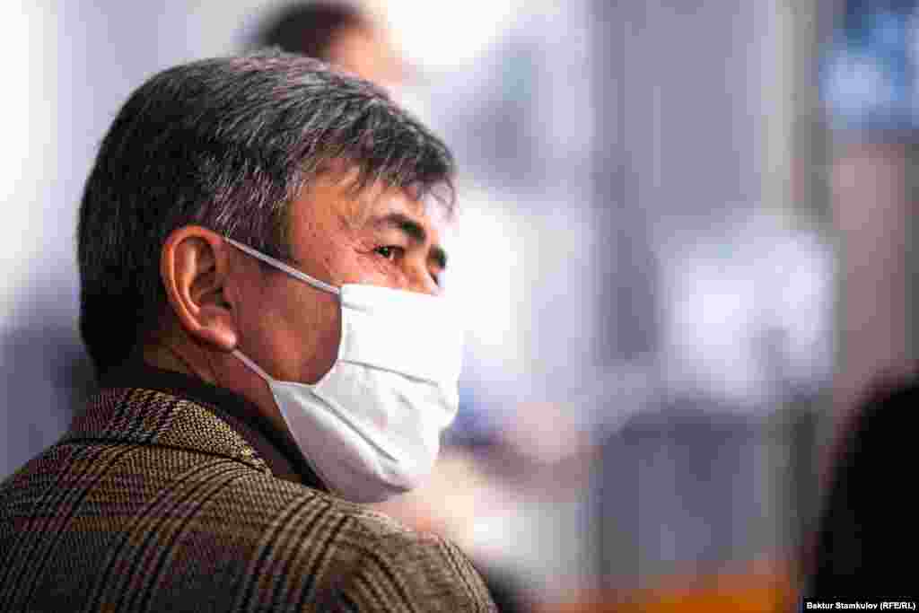 "Элден элге" деп аталган кайрымдуулук дүкөнүн ачканы тууралуу сынакка баян жөнөткөн Сайпидин Султаналиев.