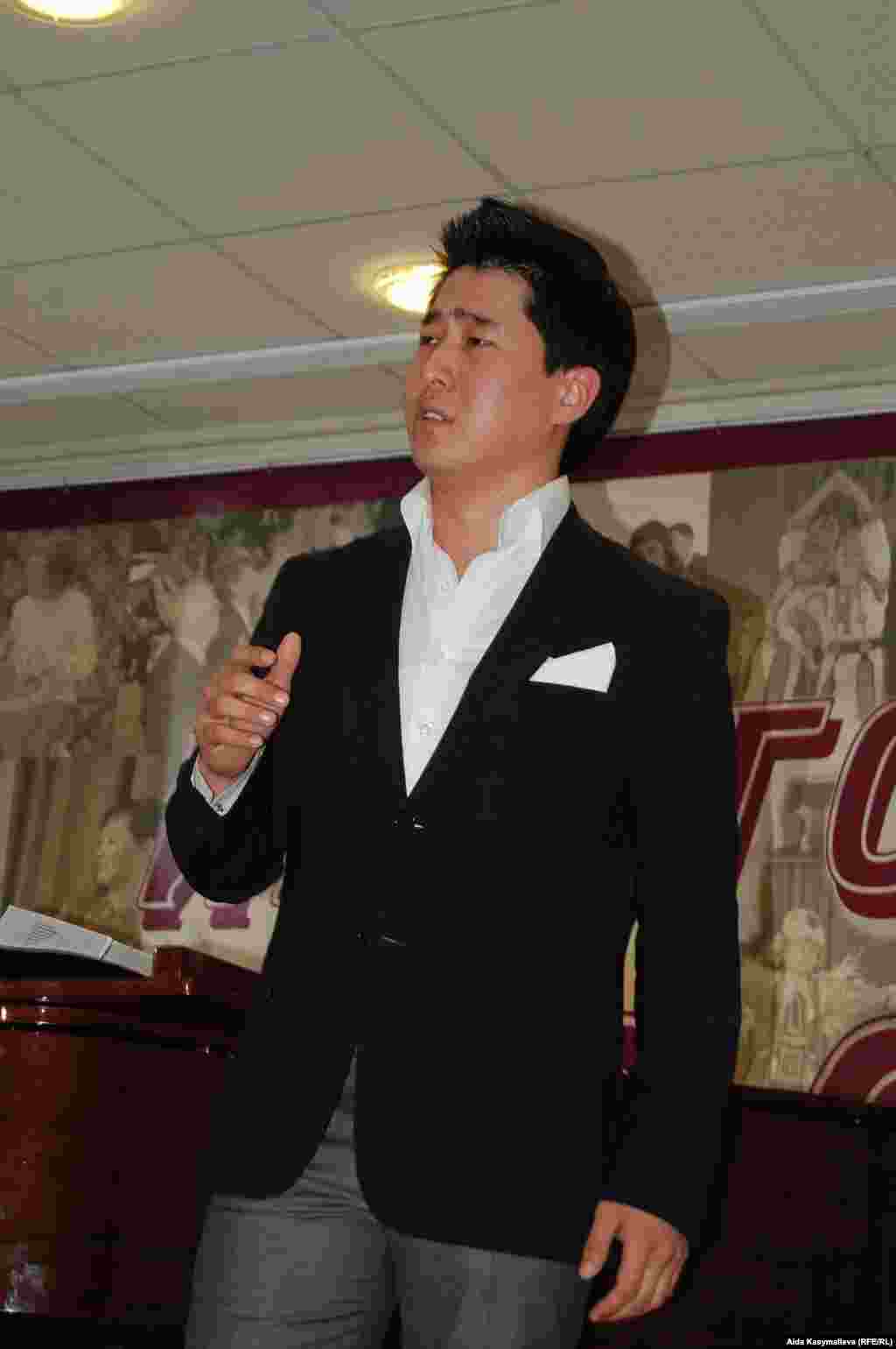 Адилет Шайлобек тегин “Эне жөнүндө балладаны” аткарууда. 25.4.2011. - Театр өнөрү  академиясынын (РАТИ-ГИТИС) студенти Адилет Шайлобек тегин (Кыргызстан) “Эне жөнүндө балладаны” аткарууда.