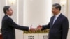 Secretarul de stat american Antony Blinken dă mâna cu președintele chinez Xi Jinping, în timpul unei vizite la Beijing a oficialului american. 