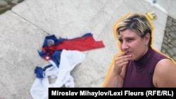 Александра Милева. На фона се вижда прогореното руско знаме и кутията тебешири, които тя използва за протестната си акция. Колаж