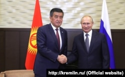 Сооронбай Жээнбеков и Владимир Путин.