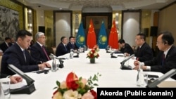 Қазақстан президенті Қасым-Жомарт Тоқаев Қытай ұлттық атом корпорациясының басшысы Шэн Янфенмен келіссөз жүргізіп отыр. Қытай, 2 қыркүйек 2025 жыл.