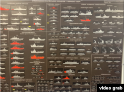 Фотографія картини в кабінеті Олексія Неїжпапи з мапою знищених та пошкоджених російських кораблів у Чорному морі