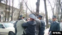 Иллюстративное фото - разгон акции молодежных активистов и правозащитников, Бишкек, 17 марта 2008 года.