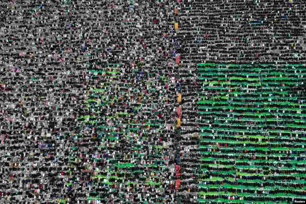 Албаниянең Тирана шәһәрендә бәйрәм намазы. 