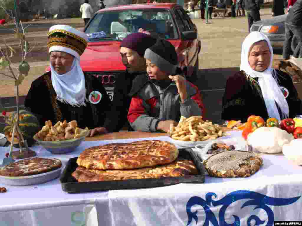 Кочкордо уюштурулган "Алма" фестивалынын дасторкону берекелүү болду. 2010-жыл.  - 2010-жылы 30-октябрда Нарын облусуна караштуу Кочкор районунун борборунда дыйканчылыкты, багбанчылыкты жана туризмди өөрчүтүү үчүн  “Алма” фестивалы өткөрүлдү. 