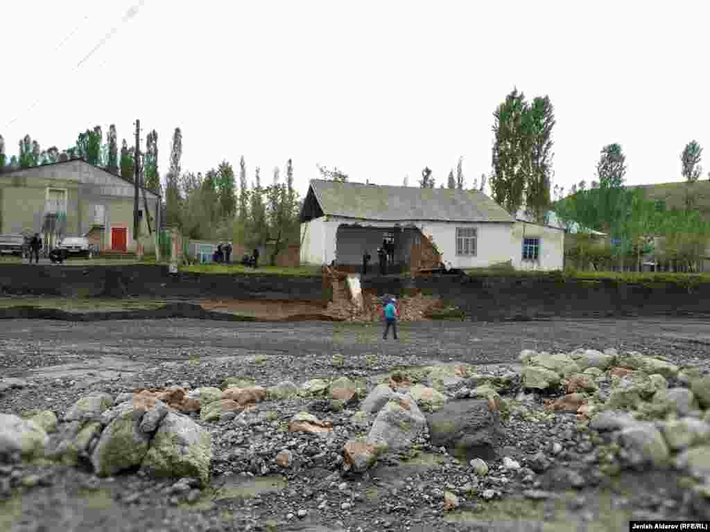 Райондук акимчиликтен "Азаттыктын" кабарчысы алган маалыматка караганда, учурда кырсыктын чыгымдары эсептелип жатат.