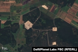 Сателитно изображение на Planet Labs от 31 август 2025 г. показва четири отделни строителни зони на обекта в беларуската област Слуцк, свързани помежду си с пътища.