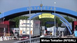 2011-жылдын июнь айында казак-кыргыз чек арасындагы Ак жол бекетинен ары -бери өткөн жүргүнчүлөр саны апрелге салыштырмалуу үч эсе көбөйгөн. 