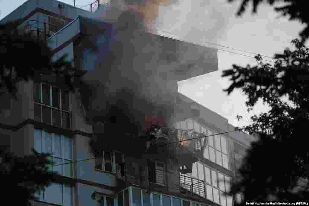 Висока сграда в Киев гори на сутринта на 17 юни след среднощната руска атака.