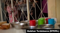 Бишкектеги Психикалык ден соолуктун республикалык борборунда түшкү тамакка кезек күтүп турган бейтаптар.