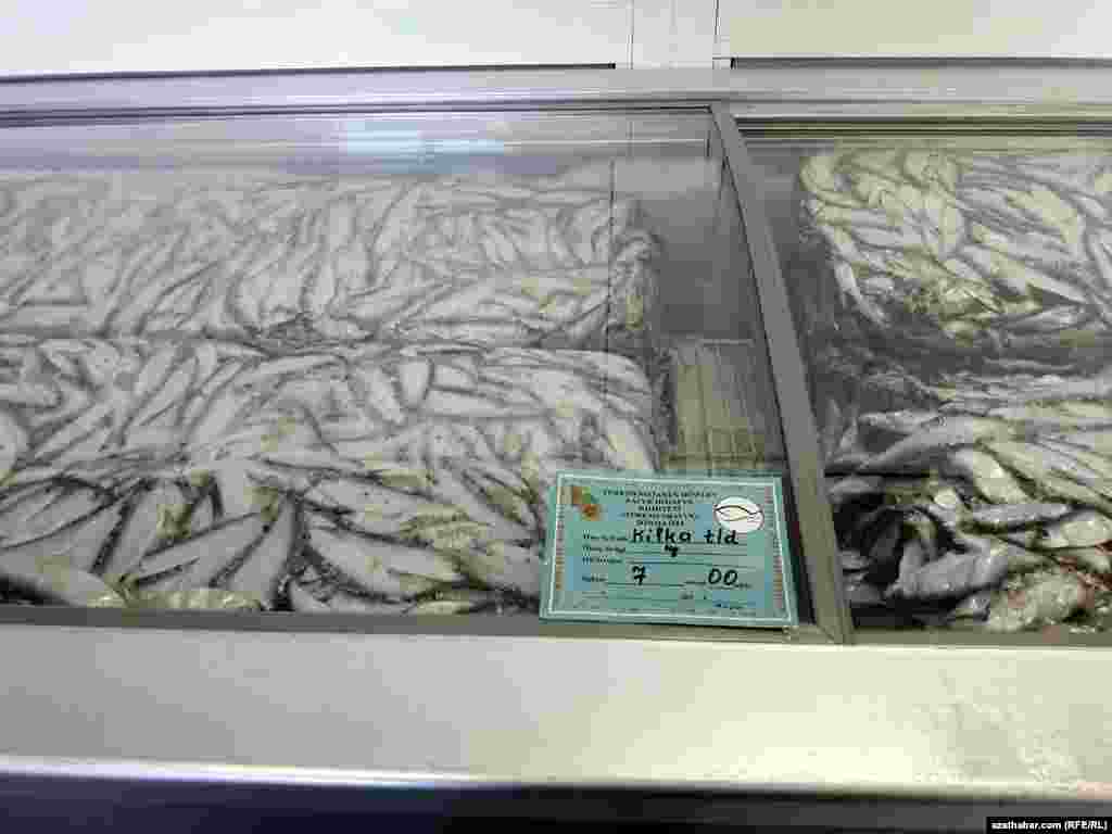 &ldquo;Türkmenbalyk&rdquo; söwda merkezidäki balyk önümleri. Kilka